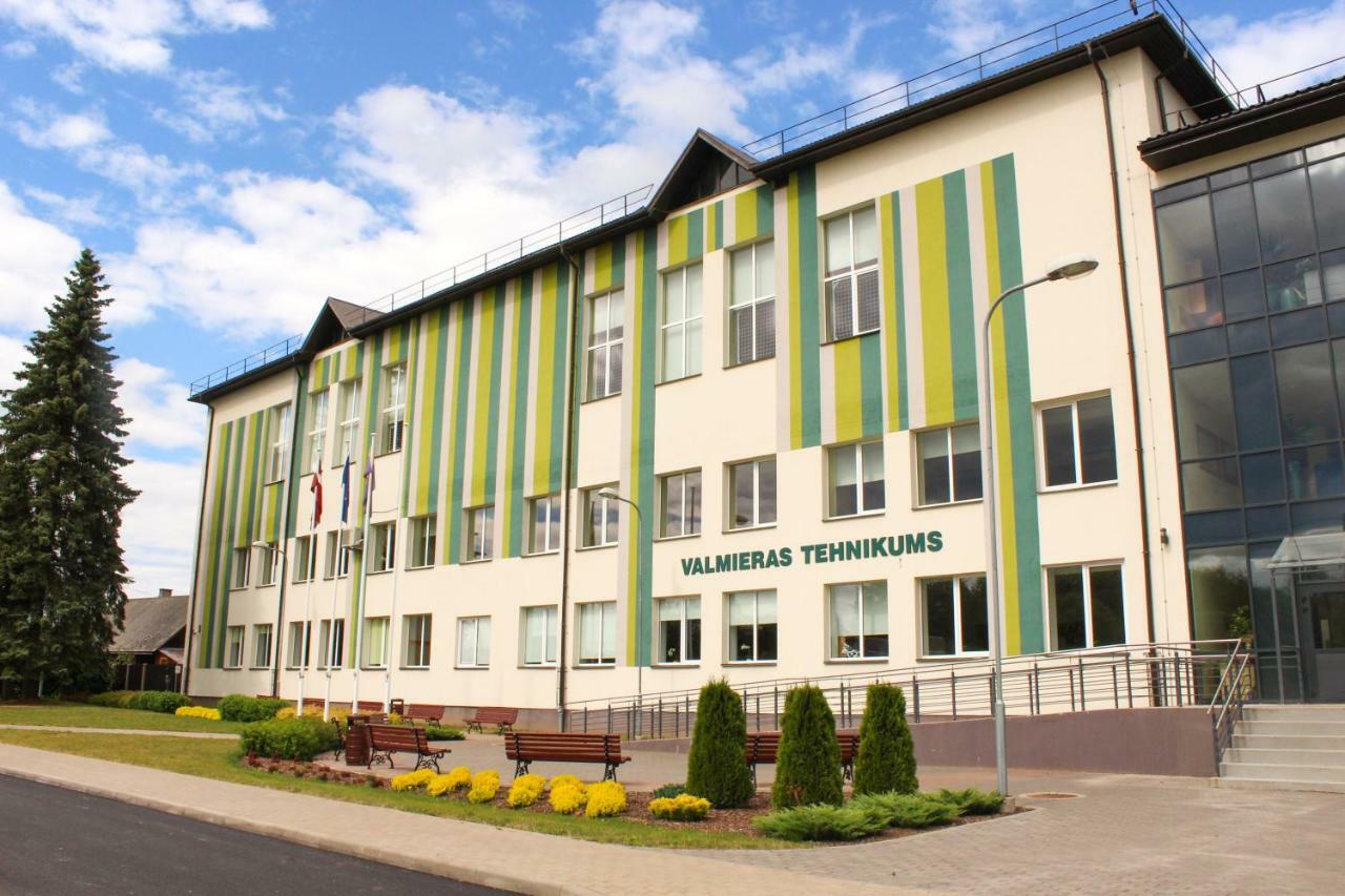 Valmieras Tehnikuma Dienesta Viesnica Ngoại thất bức ảnh